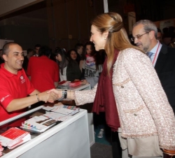 Doña Elena recorrió la zona de las Universidades españolas